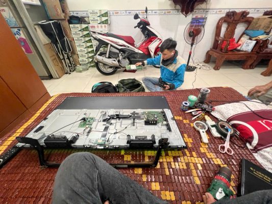 Kỹ thuật viên May Xanh Support sửa tivi tại nhà TP.HCM